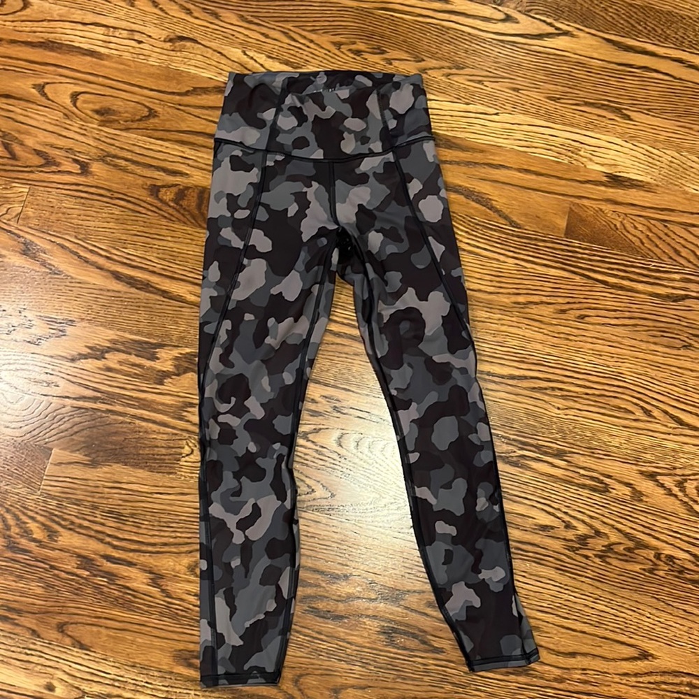 Athleta lightning camo legging size xs